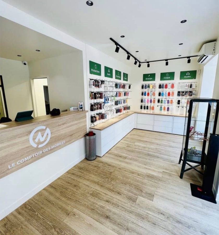 Le comptoir et le mur d'accessoires de la boutique